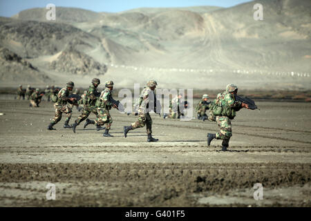 Peruanische Marine und US-Marines führen einen Strand-Angriff. Stockfoto