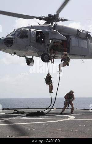 Marines schnell-Seil von einem MH-60 s Sea Hawk-Hubschrauber. Stockfoto