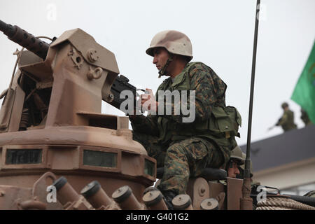 Eine peruanische Marine sitzt hinter einem Kaliber.50 Maschinengewehr. Stockfoto