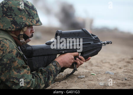 Eine peruanische Marine Angriffe einen Strand mit einer F2000 Sturmgewehr. Stockfoto