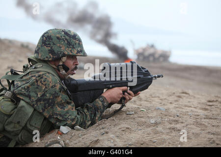 Eine peruanische Marine Angriffe einen Strand mit einer F2000 Sturmgewehr. Stockfoto