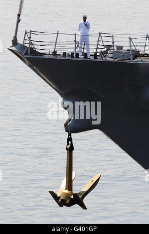 Ein US-Marine Seemann mans die Schienen der Lenkwaffenzerstörer USS Kidd. Stockfoto