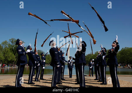 Flieger in der US-Luftwaffe Ehrengarde Bohren Team. Stockfoto