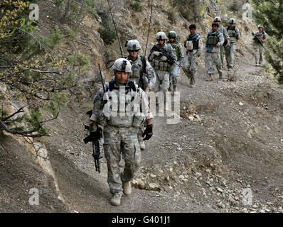 US-Soldaten und afghanische Grenzpolizisten entlang einem Bergweg in Afghanistan. Stockfoto