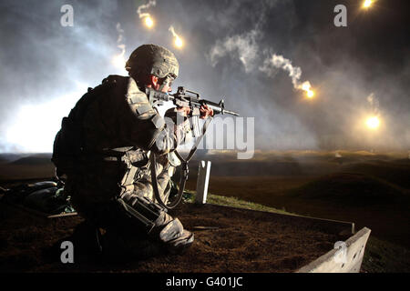 Ein Soldat der US-Armee Uhren Brand Spurhaltung für Ziele. Stockfoto