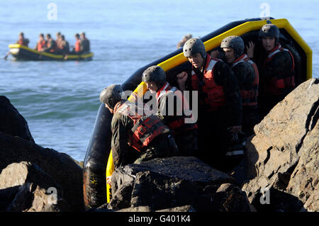 US Navy SEAL teilnehmen in einer Rock-Portage-Übung. Stockfoto