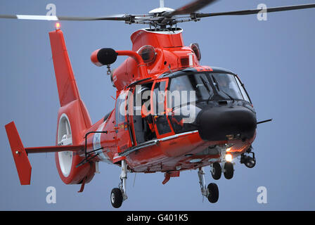 Ein Coast Guard MH-65 Dolphin-Helikopter im Flug. Stockfoto