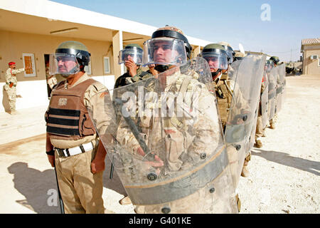 Soldaten aus der 7. Division der irakischen Armee bereit während einer training Übung Aufständen. Stockfoto