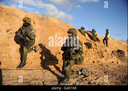 Lettische Soldaten trainieren bei einem estnischen Checkpoint in Adazi Trainingsbereich, Lettland. Stockfoto