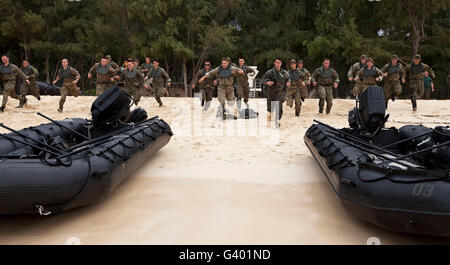 Erzwingen Sie Aufklärung Marines Sprint in Richtung F470 Combat Rubber Raiding Kunsthandwerk. Stockfoto