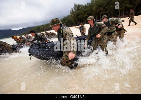 Erzwingen Sie Aufklärung Marines Sprint mit ihrer F470 Combat Rubber Raiding Handwerk ins Wasser. Stockfoto