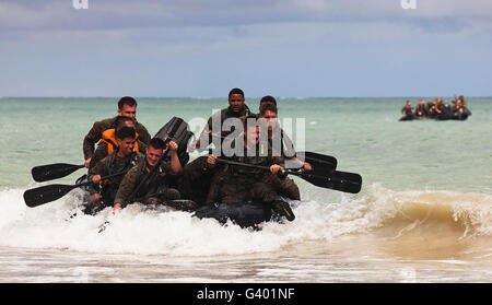 Force Reconnaissance Marines paddeln in Richtung Strand ein F470 bekämpfen Rubber Raiding Craft. Stockfoto