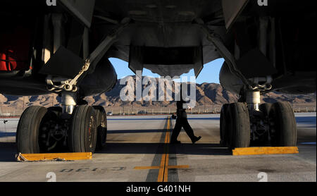Ein Crewchef prüft, ob Fremdkörper Schutt um ein b-1 Lancer. Stockfoto
