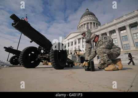 US-Soldaten Aufräumen nach dem Brand 19 Salutschüssen während einer Einweihung. Stockfoto