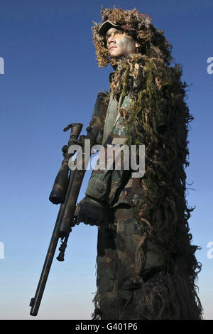 US Air Force Scharfschütze in einen Ghillie-Anzug gekleidet. Stockfoto