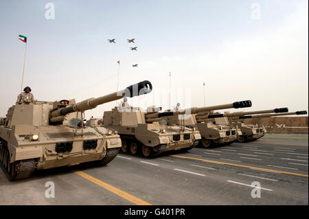 Kuwaitische Panzer Rollen und Jets fliegen während der Militärparade kuwaitischen Nationalfeiertag. Stockfoto