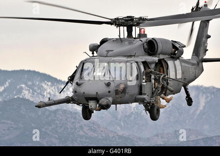 Ein HH-60 Pave Hawk Helikopter im Flug über Afghanistan. Stockfoto