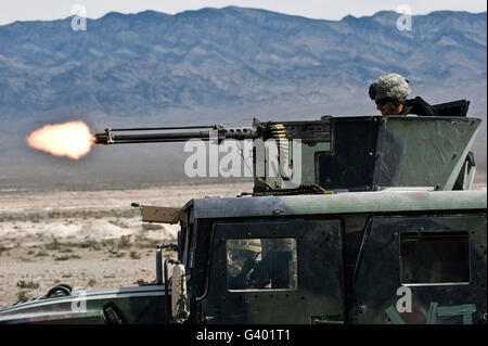 Airman feuert ein Kaliber.50 Maschinengewehr. Stockfoto