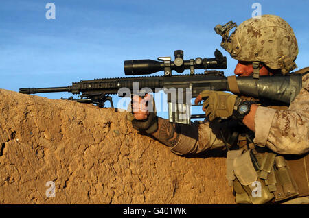 Ein Scharfschütze zielt auf Aufständische in einem Feuergefecht in Afghanistan. Stockfoto