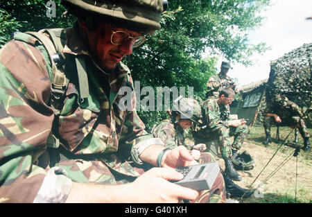 Eine britische Armee Reservist Eingänge Koordinaten in ein Handheld-GPS-Gerät. Stockfoto