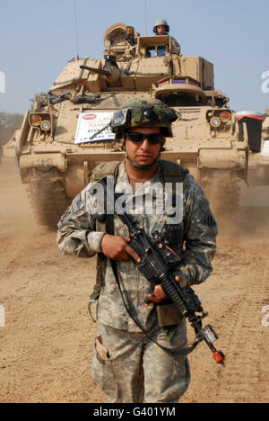 US Army Sergeant Boden führt ein M2 Bradley Fighting Vehicle. Stockfoto