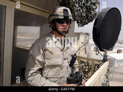 Ein Soldat steht Wache zu Camp Bucca Theater Internierung Facility. Stockfoto
