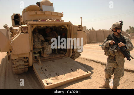 Soldaten steigen auf der Rückseite ein M2 Bradley Fighting Vehicle. Stockfoto