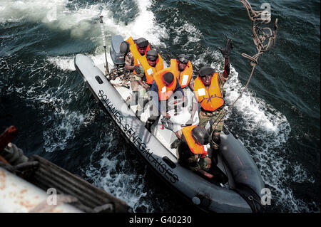 Segler aus der senegalesische Marine darauf vorbereiten, spanische Marine Offshore-Patrouillenboot an Bord. Stockfoto