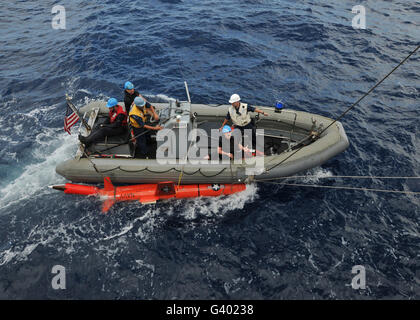 Rigid-Rumpf Schlauchboot Betreiber wiederherstellen eine BQM-74E Luftbild-Drohne. Stockfoto