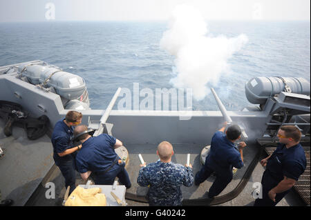 Matrosen führen 21 Salutschüsse an Bord der USS Dwight D. Eisenhower. Stockfoto