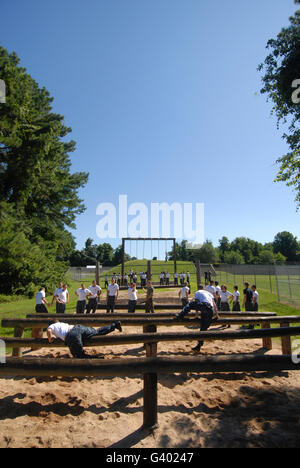 Dadurch in die US Naval Academy Klasse 2015 laufen die Schule-Hindernis-Parcours. Stockfoto