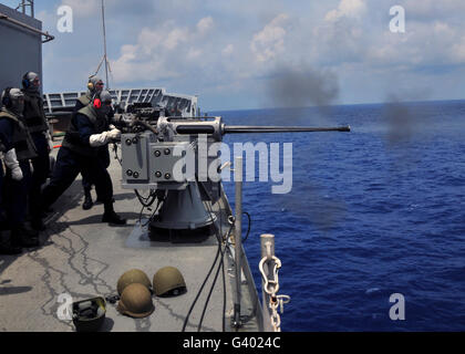 Schütze feuert eine Mark-38-Maschinengewehr an Bord USS Frank Cable. Stockfoto