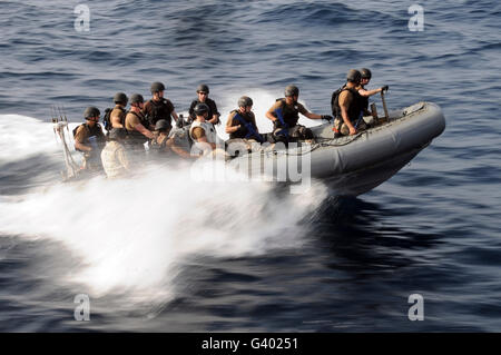Mitglieder eines Besuchs, Board, Durchsuchung und Beschlagnahme in einem Festrumpf Schlauchboot manövrieren. Stockfoto