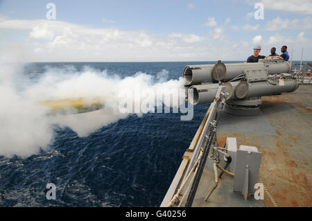 Segler beobachten einen MK-46 erzielbaren Übung Torpedo Start an Bord USS Mitscher. Stockfoto