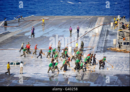 Matrosen führen ein Flugdeck Wash-down an Bord des Flugzeugträgers USS George Washington. Stockfoto