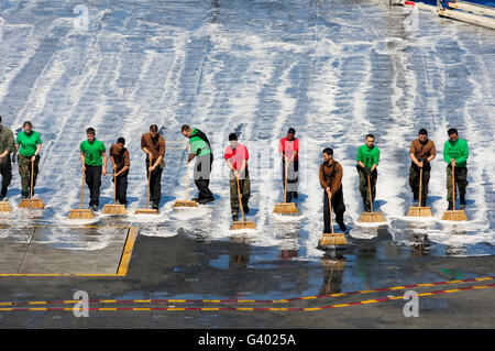 Matrosen führen ein Flugdeck Wash-down an Bord des Flugzeugträgers USS George Washington. Stockfoto