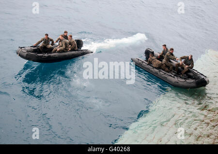 Marines fahren gut Deck des amphibischen Angriff Schiff USS Essex. Stockfoto