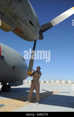 Flugingenieur führt eine Vorflugkontrolle des Rotors von einer afghanischen Luftwaffe 27 Spartan. Stockfoto