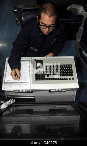 Air Traffic Controller zeichnet eingehende Flugzeuge in das Control-Center an Bord der USS John C. Stennis. Stockfoto