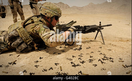 Ein Soldat löscht das Mk-48-Maschinengewehr auf dem Schießplatz. Stockfoto