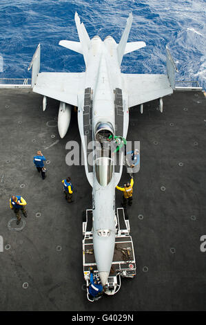 Eine F/A - 18C Hornet Flugzeuge auf dem Flugzeugträger USS John C. Stennis. Stockfoto