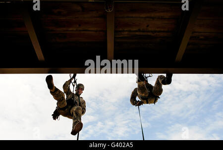 Pararescuemen nehmen Teil an einem Abseilen Kurs in Hurlburt Field, Florida. Stockfoto