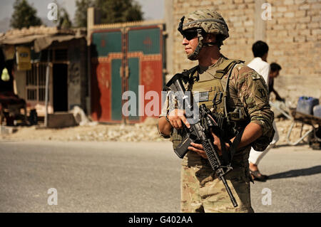 US Armee-Spezialisten sorgt für Sicherheit an einer Kreuzung auf den Straßen von Afghanistan. Stockfoto