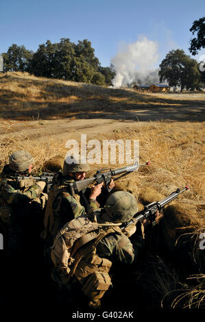 Seabees verteidigen ihr Lager in einem simulierten Feuergefecht am Fort Hunter Liggett, California. Stockfoto