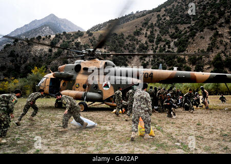 Afghan National Army Soldaten entladen Lieferungen aus einer afghanischen Luftwaffe Mi-17 Hubschrauber. Stockfoto