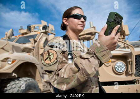 Air Force Captain schaut ein Defense Advanced GPS-Empfänger. Stockfoto