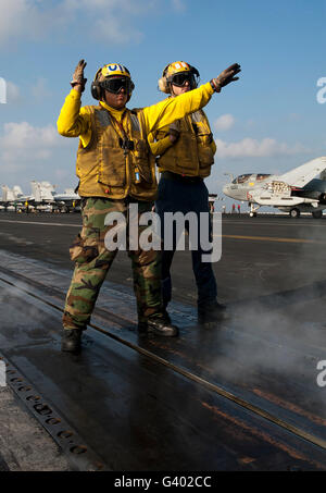 Flieger direkt auf dem Flugdeck der USS John C. Stennis einer F/A - 18C Hornet. Stockfoto