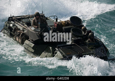 Marines fahren eine amphibische Fahrzeug in gut-Deck der USS New Orleans. Stockfoto