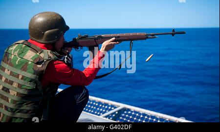 Luftfahrt-Ordnanceman feuert eine m-14 Gewehr an Bord der USS John C. Stennis. Stockfoto