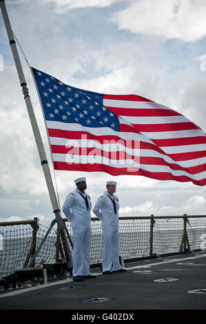 Segler stehen in Parade Ruhe während einer Gedenkveranstaltung an Bord USS Pearl Harbor. Stockfoto